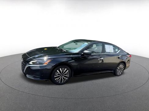 Used 2025 Nissan Altima 2.5 SV FWD image 7