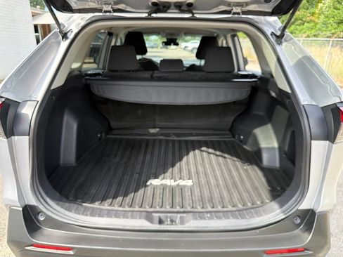 Used 2021 Toyota RAV4 LE AWD/4WD image 16