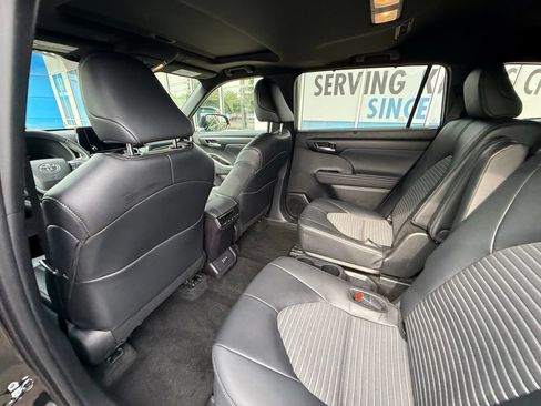 Used 2025 Toyota Highlander XSE AWD/4WD image 27