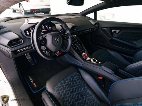 Used 2021 Lamborghini Huracan EVO image 21