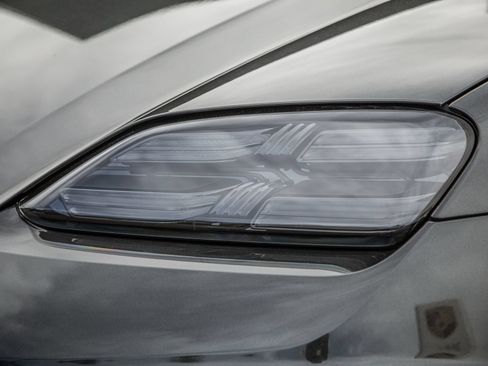 Certified 2025 Porsche Macan Turbo Electric AWD/4WD image 21