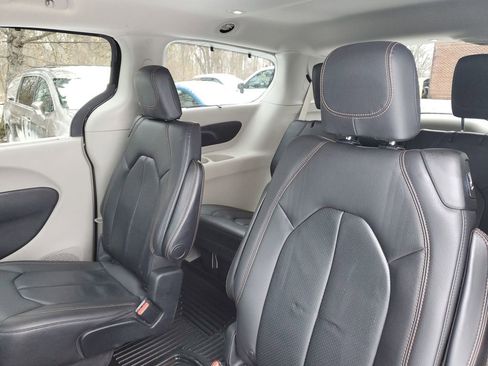 Used 2018 Chrysler Pacifica Touring-L image 28