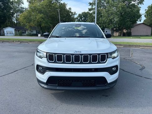 Used 2024 Jeep Compass Latitude AWD/4WD image 2