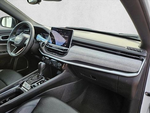 Used 2024 Jeep Compass Latitude image 22