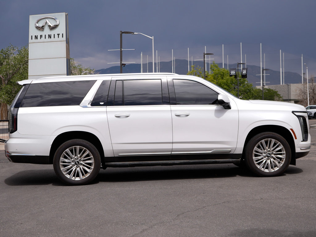 Used 2025 Cadillac Escalade ESV Premium Luxury w/ LPO, Floor Liner Package AWD/4WD image 16