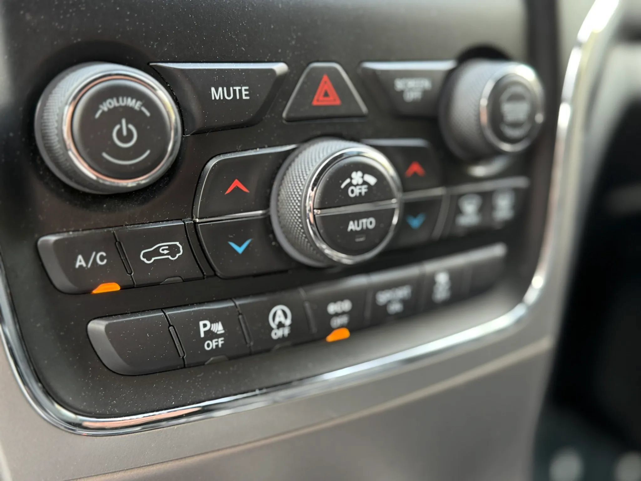 Used 2019 Jeep Grand Cherokee Laredo AWD/4WD image 32