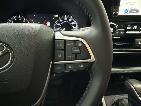 Used 2024 Toyota Highlander LE FWD image 28