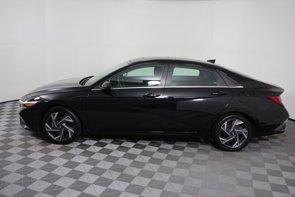 Used 2025 Hyundai Elantra SEL FWD image 5
