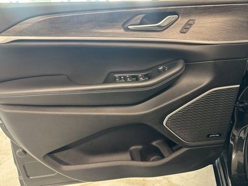 Used 2023 Jeep Grand Cherokee L Limited w/ Luxury Tech Group II image 17