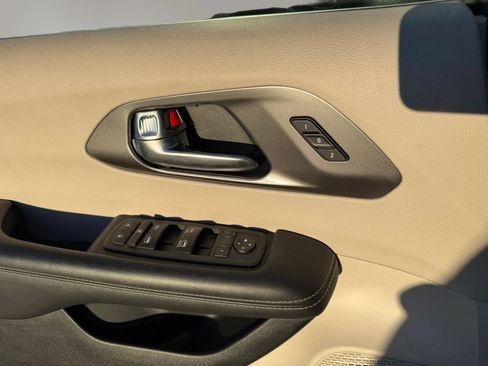 Used 2023 Chrysler Pacifica Touring-L FWD image 15