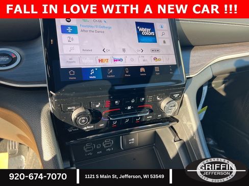 New 2025 Jeep Grand Cherokee Limited w/ Luxury Tech Group II image 24