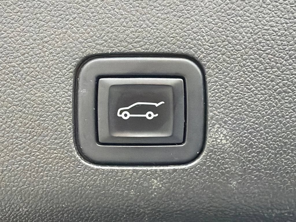 Used 2022 Cadillac Escalade Luxury w/ LPO, Floor Liner Package AWD/4WD image 19