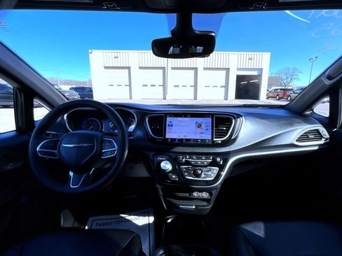 Certified 2025 Chrysler Pacifica Select image 9