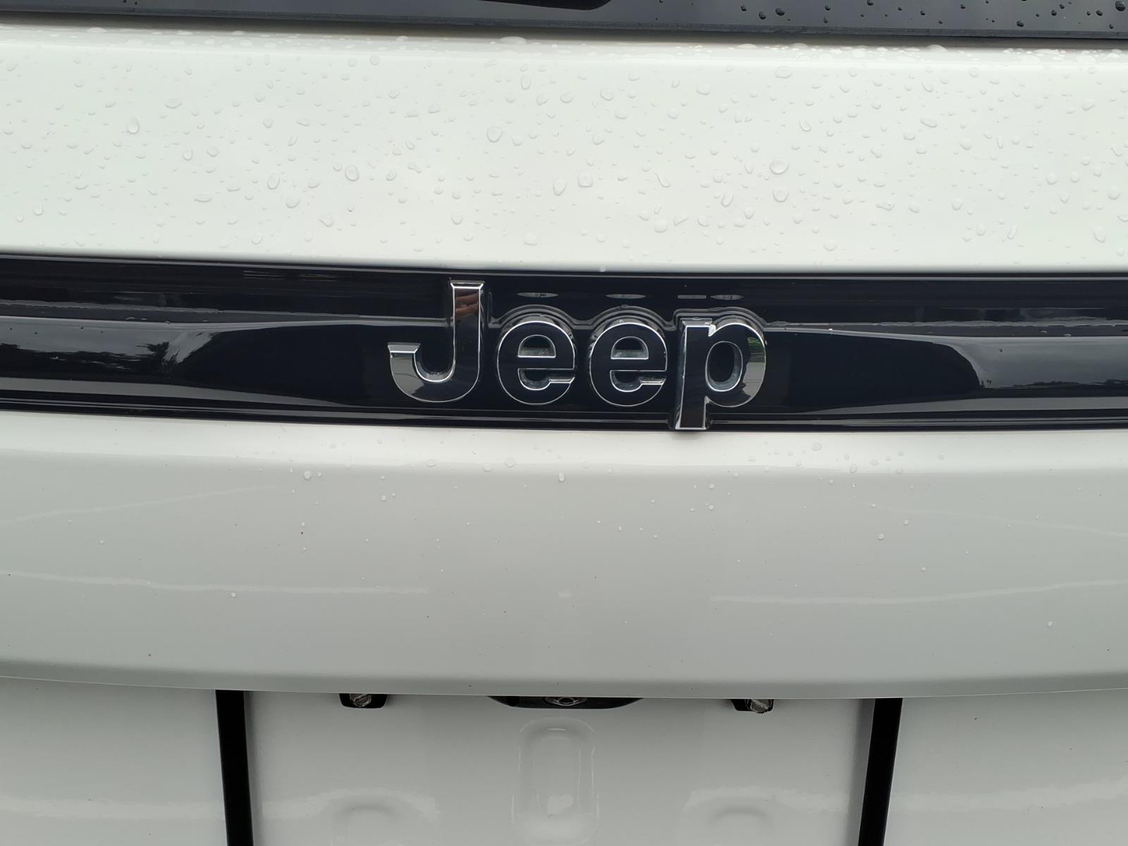 Used 2023 Jeep Grand Cherokee Limited w/ Luxury Tech Group II AWD/4WD image 15