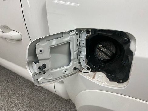 Used 2016 Toyota Tacoma SR5 w/ SR5 Appearance Package (SN) image 13