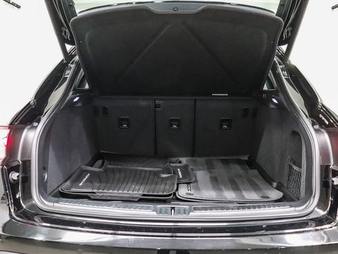 Used 2024 Porsche Macan AWD/4WD image 27
