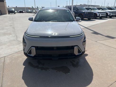 Used 2025 Hyundai Kona SEL image 2