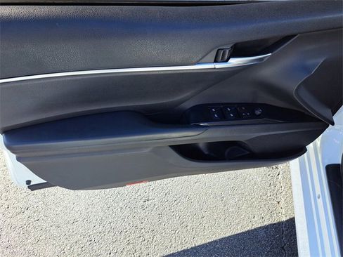 Used 2020 Toyota Camry LE image 18