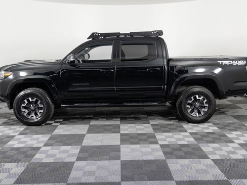 Used 2022 Toyota Tacoma TRD Sport w/ Technology Package image 3