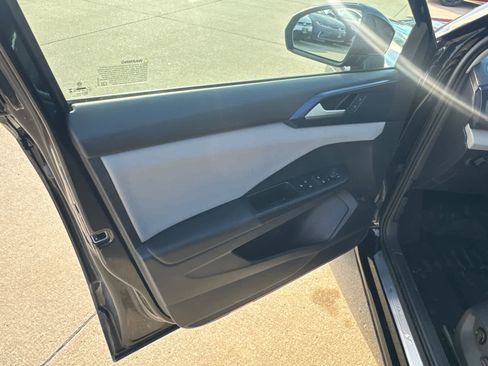 Used 2023 Volkswagen Taos SE image 22