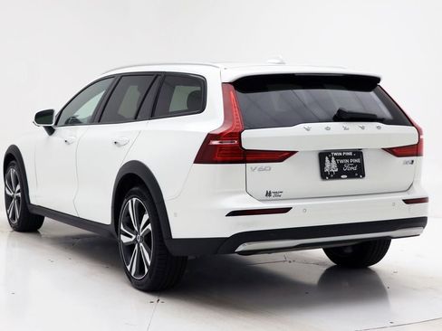 Used 2025 Volvo V60 B5 Cross Country Plus image 7