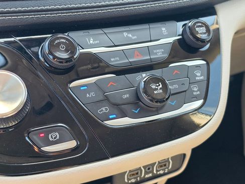 Used 2023 Chrysler Pacifica Touring-L FWD image 28