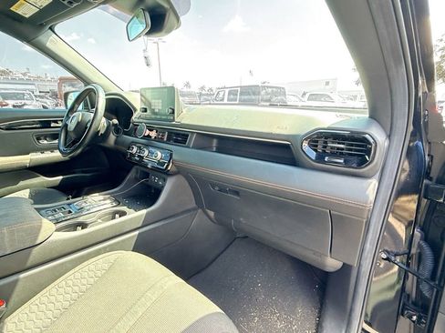 Used 2025 Honda Pilot Sport image 33