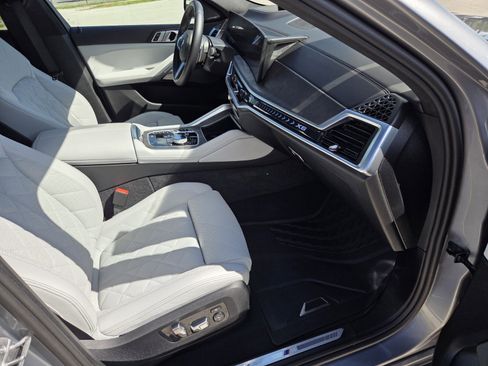Used 2025 BMW X6 xDrive40i w/ Executive Package image 3