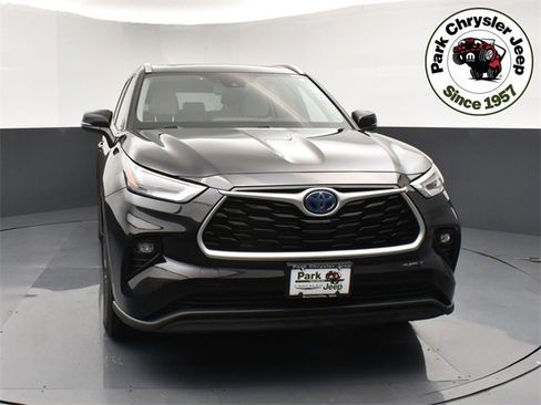 Used 2022 Toyota Highlander XLE image 2