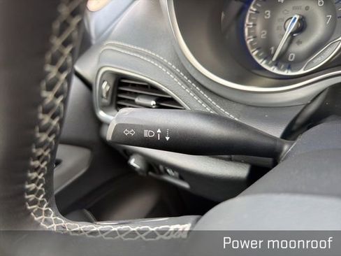 Used 2025 Chrysler Pacifica Limited image 38