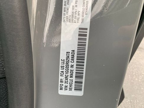 Used 2025 Chrysler Pacifica Limited image 33