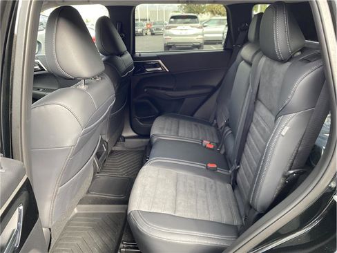 New 2025 Mitsubishi Outlander SE image 16