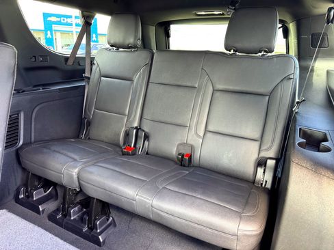 Used 2025 Chevrolet Suburban Z71 image 16