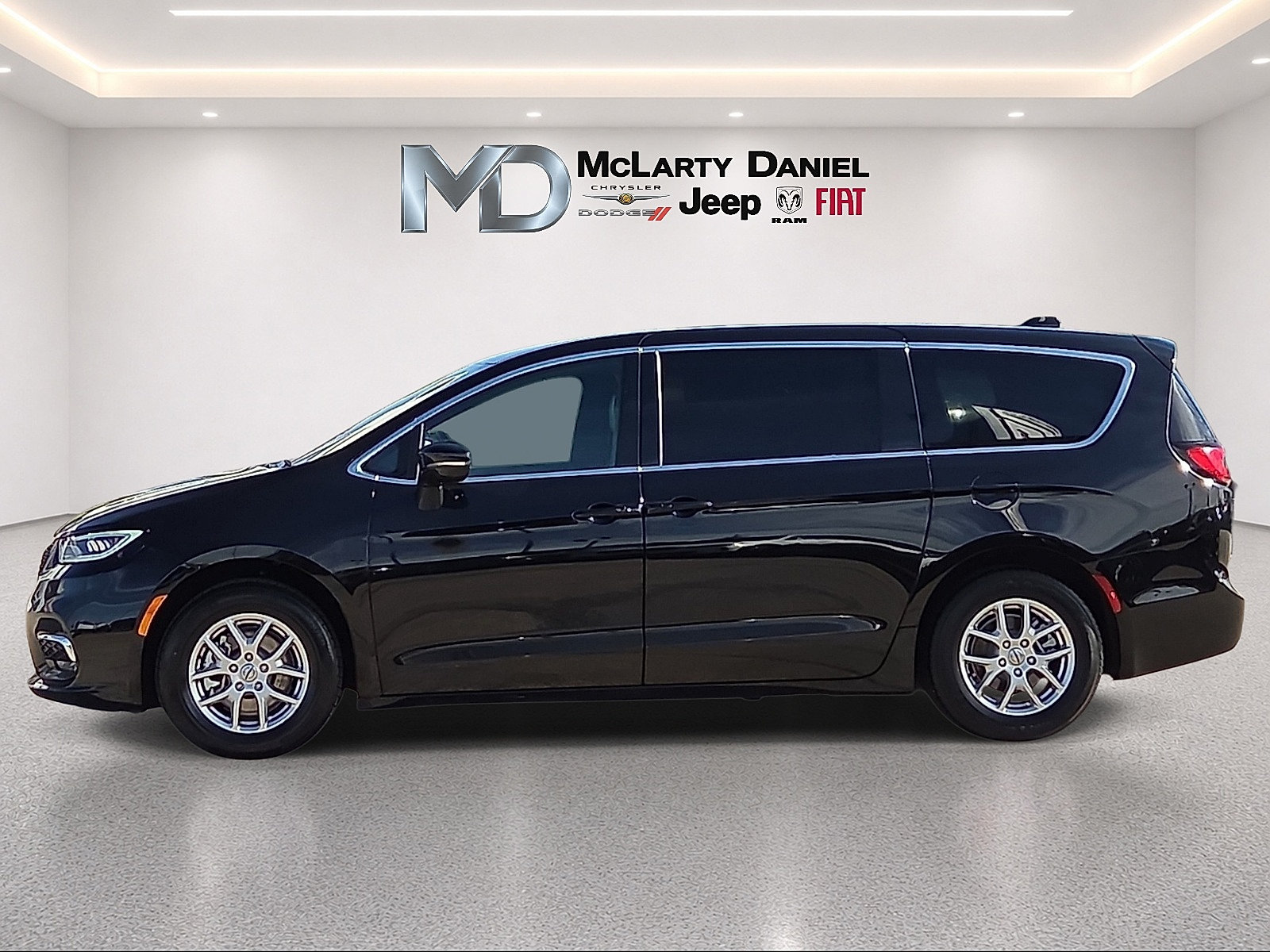Used 2025 Chrysler Pacifica Select FWD image 3