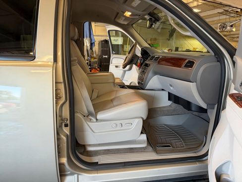 Used 2013 GMC Yukon SLT w/ SLT-2 Equipment Package AWD/4WD image 32