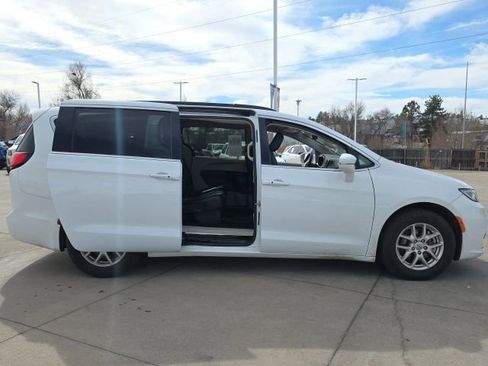 Used 2022 Chrysler Pacifica Touring-L image 5