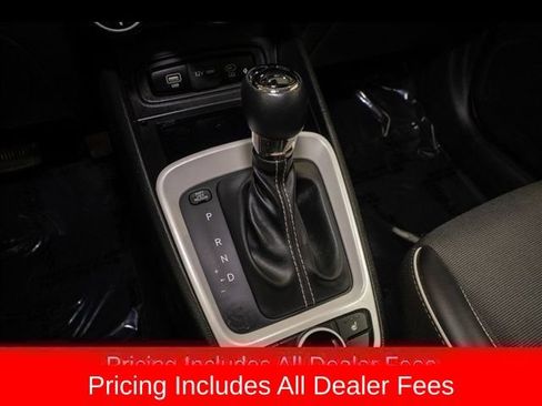 Used 2024 Hyundai Venue Limited FWD image 15