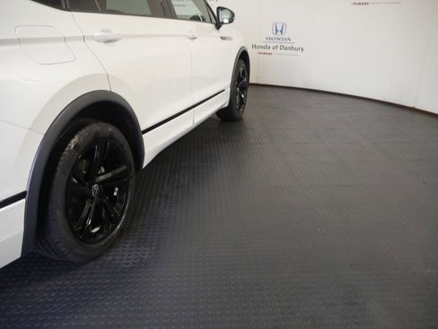 Used 2024 Volkswagen Tiguan SE R-Line AWD/4WD image 4