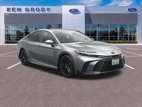 Used 2025 Toyota Camry SE FWD image 1