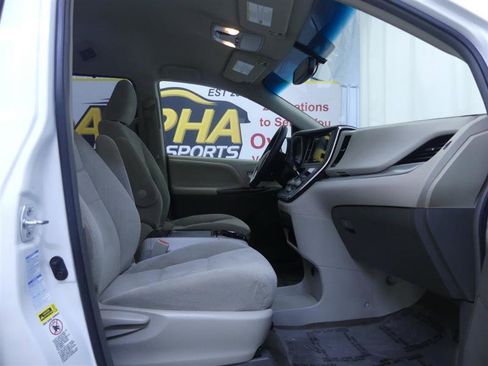 Used 2017 Toyota Sienna LE image 7