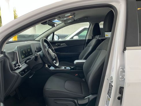 Used 2025 Kia Sportage LX image 37