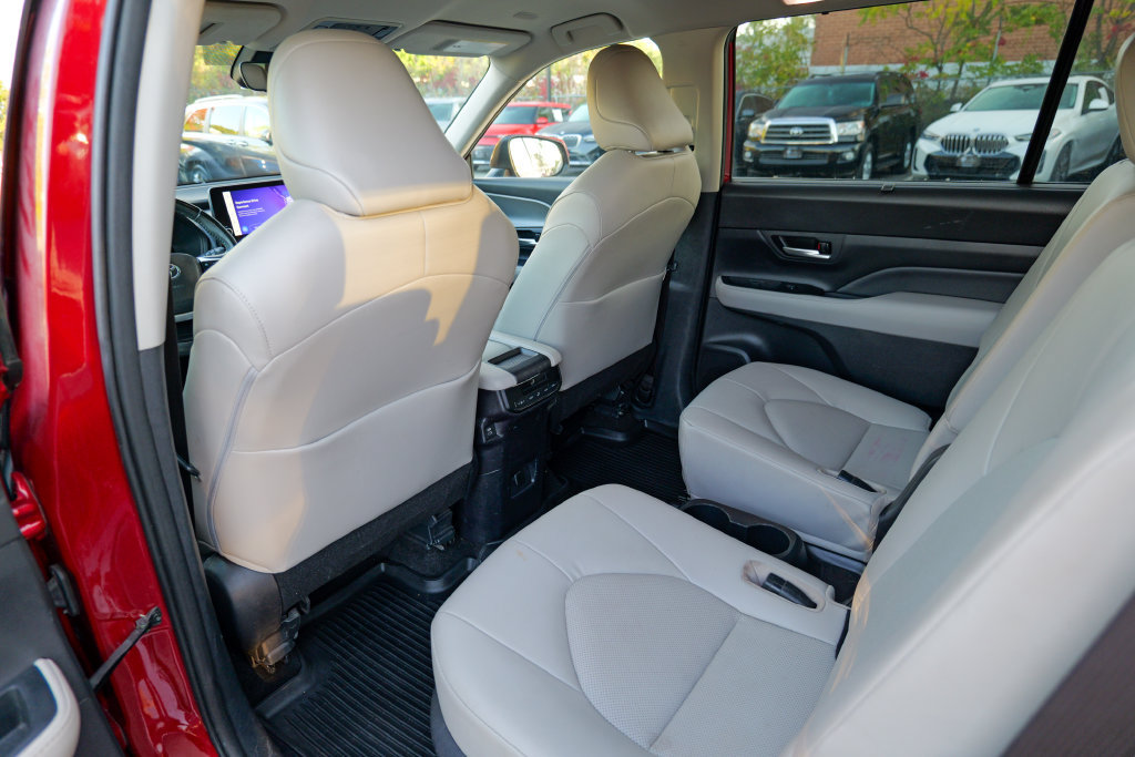Used 2024 Toyota Grand Highlander AWD image 23