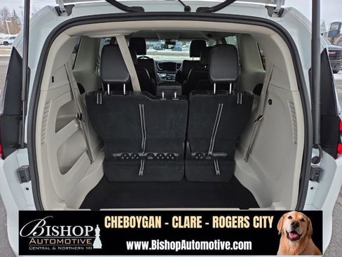 Used 2023 Chrysler Pacifica Touring-L image 34