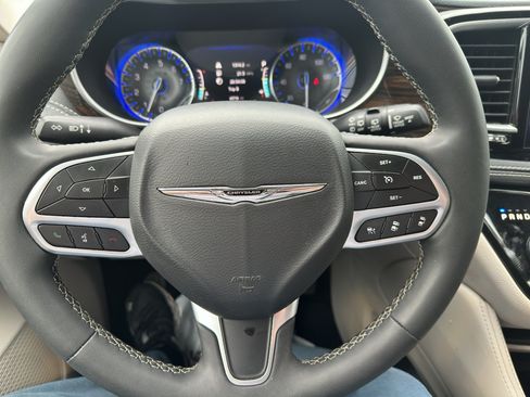Used 2023 Chrysler Pacifica Limited FWD image 13