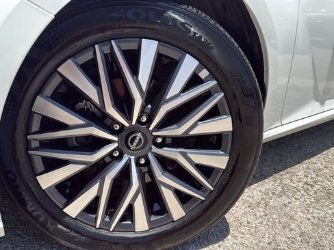 Used 2025 Nissan Altima 2.5 SV FWD image 30