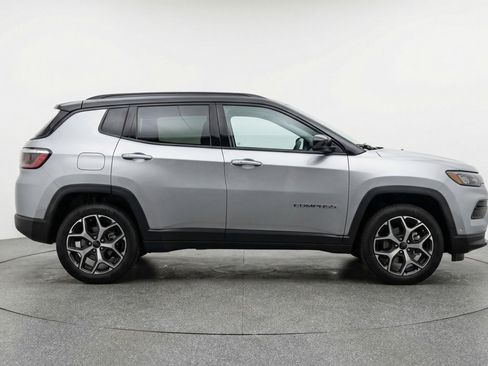 Used 2025 Jeep Compass Limited image 11