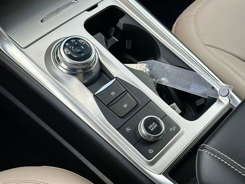 Used 2024 Ford Explorer Limited image 10