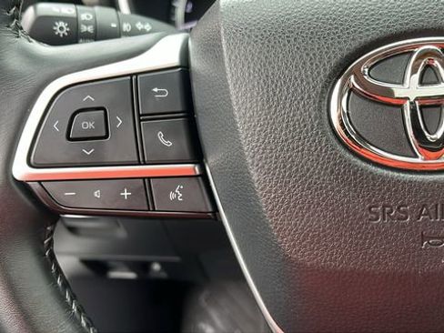 Used 2023 Toyota Highlander XLE image 12