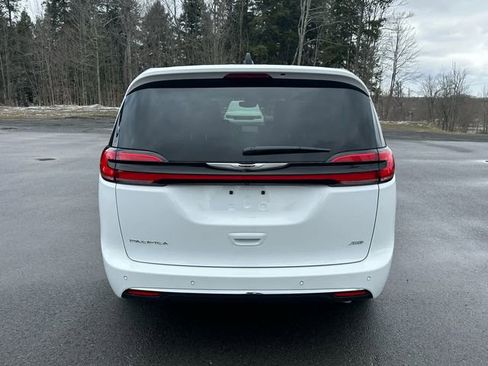 Used 2025 Chrysler Pacifica Select AWD/4WD image 4