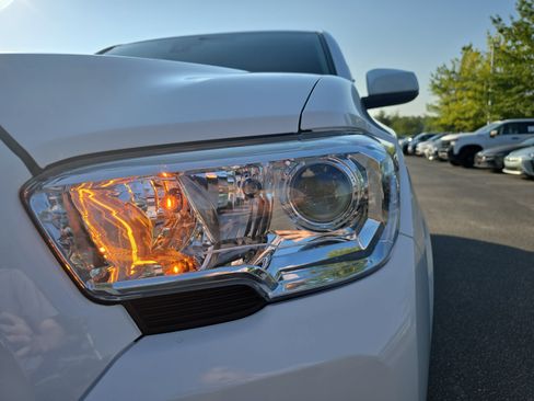 Used 2022 Toyota Tacoma SR w/ SR Convenience Package RWD image 30